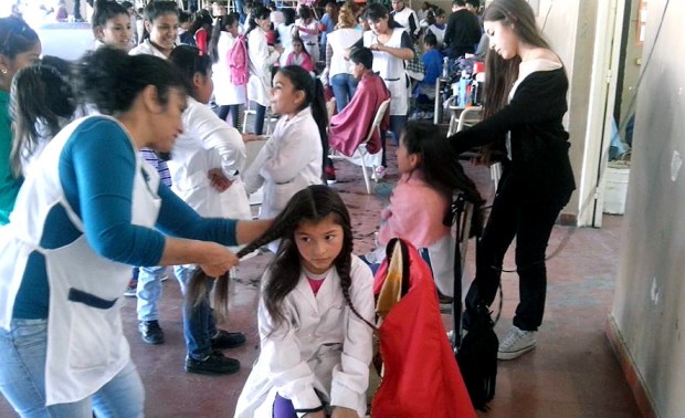Con cortes de cabello gratuitos para niños de la zona norte