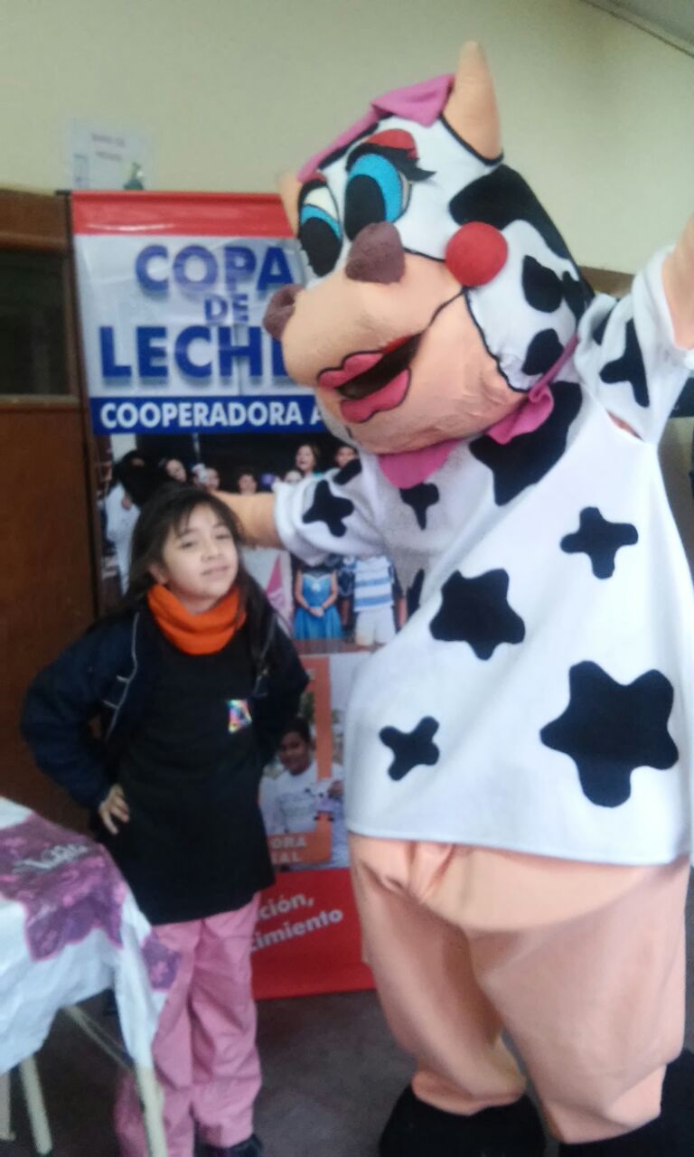 La vaca Nata festejó el cumpleaños de niños de la zona sudeste
