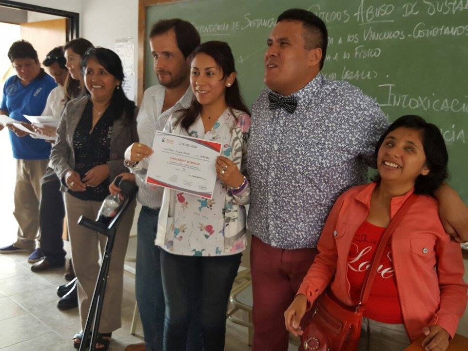 Vecinos aprendieron a leer y escribir en sistema Braille