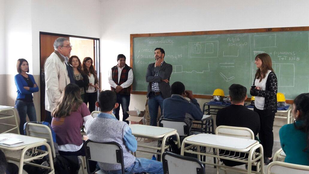 Fundación UOCRA entregó donaciones a los alumnos de la Escuela de Artes y Oficios