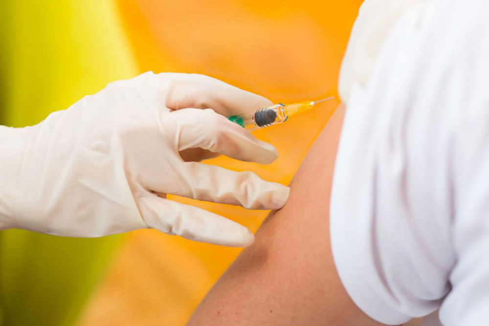 Se vacuna contra la fiebre amarilla a viajeros