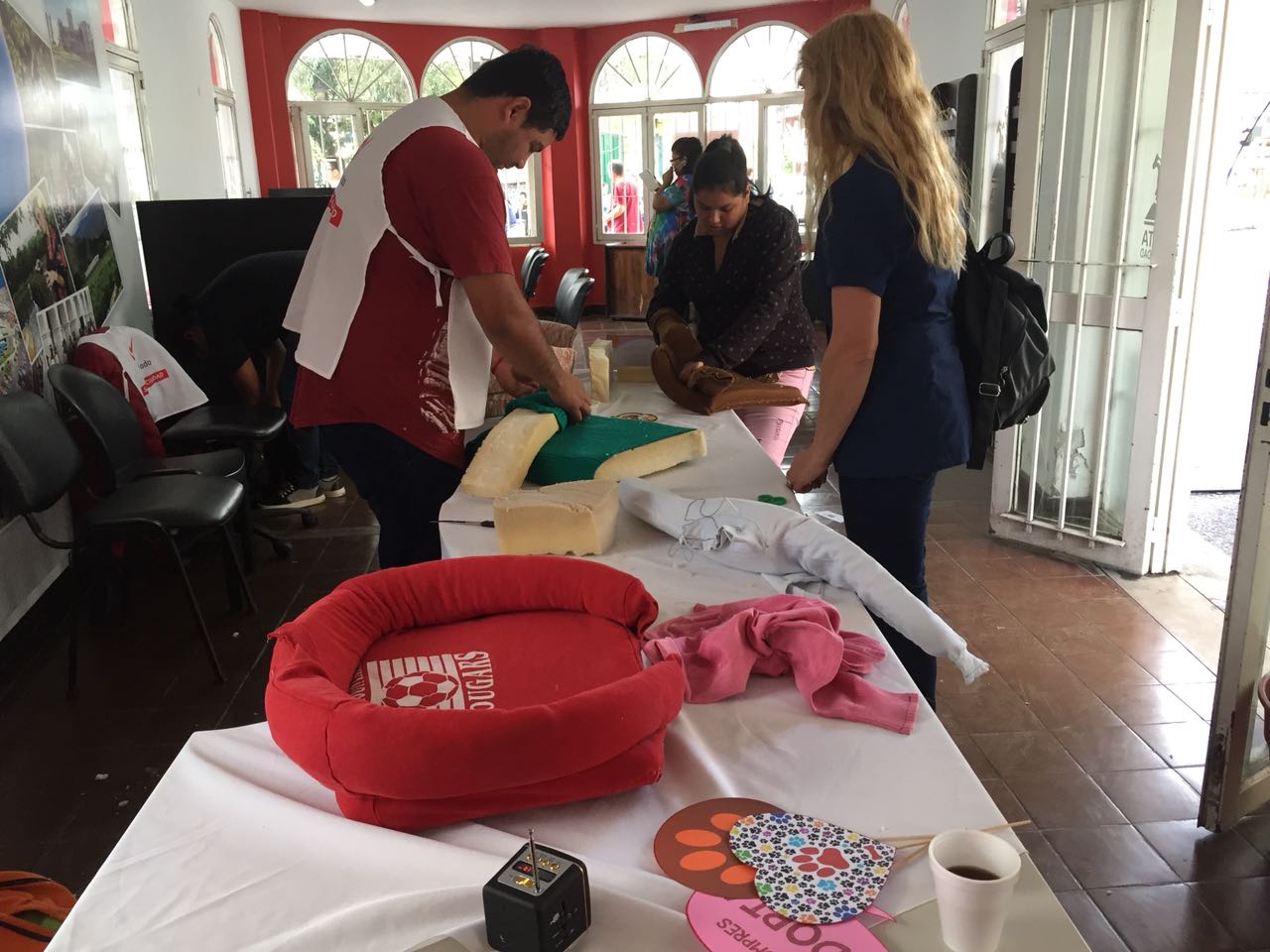 Durante abril los vecinos y voluntarios podrán confeccionar las “cuchitas solidarias” para las mascotas