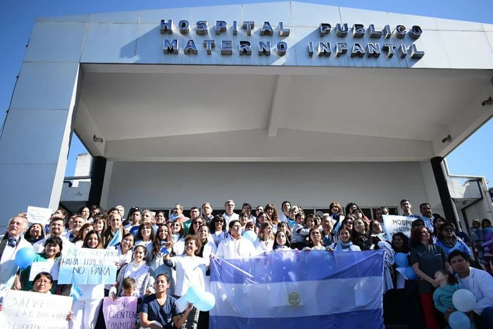 Médicos del Hospital Materno Infantil realizaron un abrazo a favor de la vida