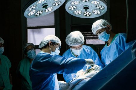 En el hospital San Bernardo se realizó una neurocirugía con paciente despierto