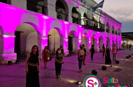 El Cabildo Histórico se iluminó de rosa para concientizar sobre el cáncer de mama