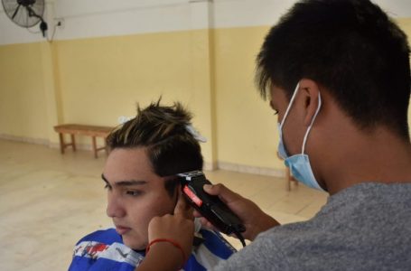 Alumnos de la Academia de Peluquería ACP cortaron el cabello a vecinos de la zona sudeste