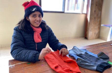 El taller de ropa y accesorios caninos crece en el CIC de Solidaridad