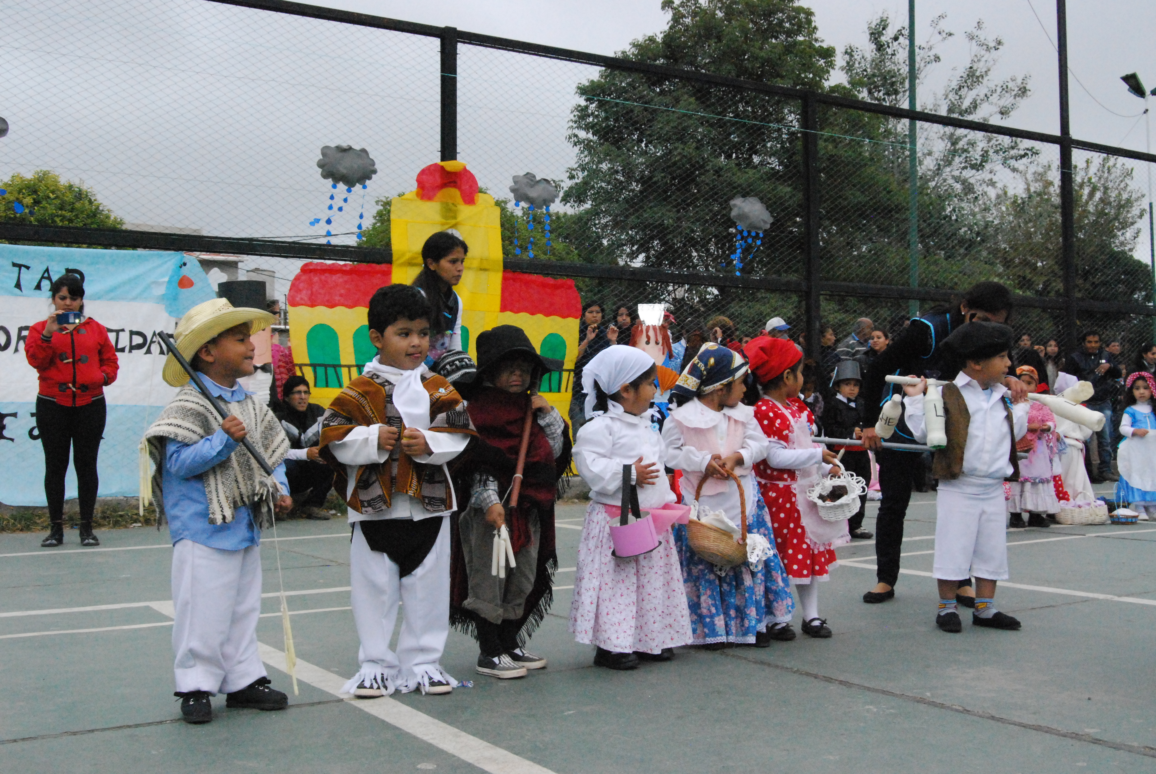 #25deMayo:  Fiesta patriótica en Barrio Lamadrid