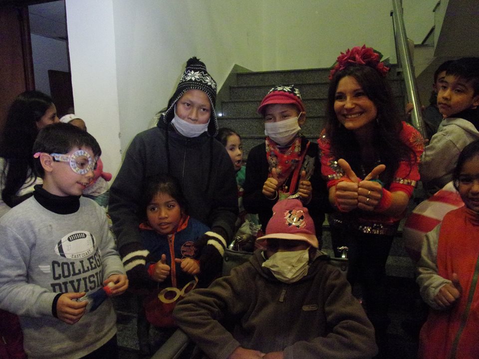 Valentina hizo vivir una tarde feliz a los niños de la Fundación HOPe