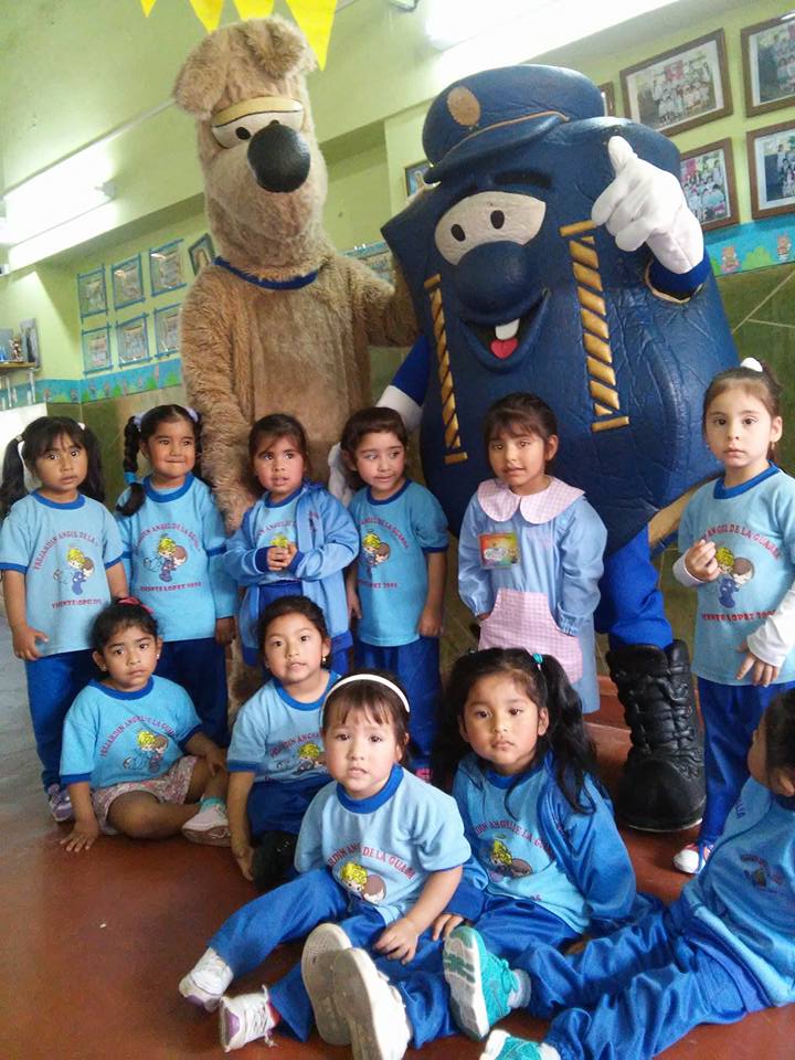 Sevi y Eduvi visitaron a los niños del pre-jardin Angel de la Guarda