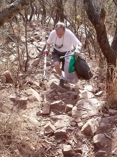 Conciencia ambiental: misterioso vecino limpia el cerro San Bernardo
