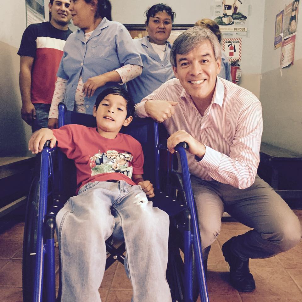 Donaron sillas de ruedas a niños con discapacidad