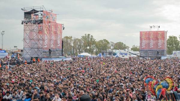 Miles de jóvenes asisten a un festival de música cristiana