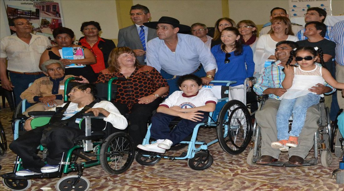 Una entidad y El Chaqueño entregaron 30 sillas de ruedas