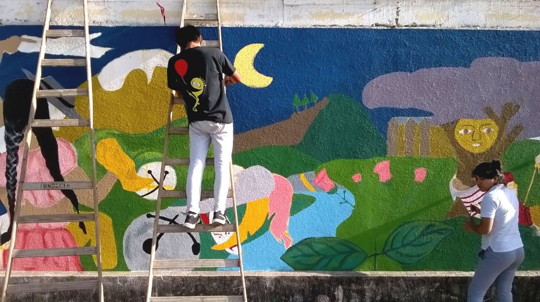 Estudiantes pintaron un mural frente a la plaza de Cerrillos