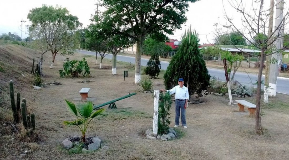 Un vecino de 80 años transformó un viejo basural en una plazoleta