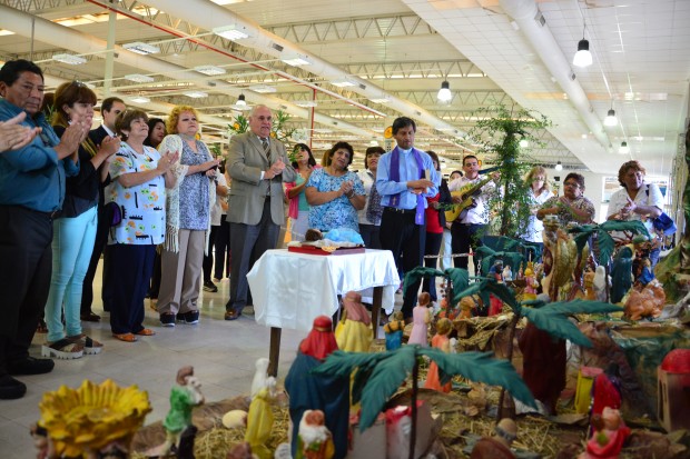 La familia municipal inauguró el tradicional pesebre navideño