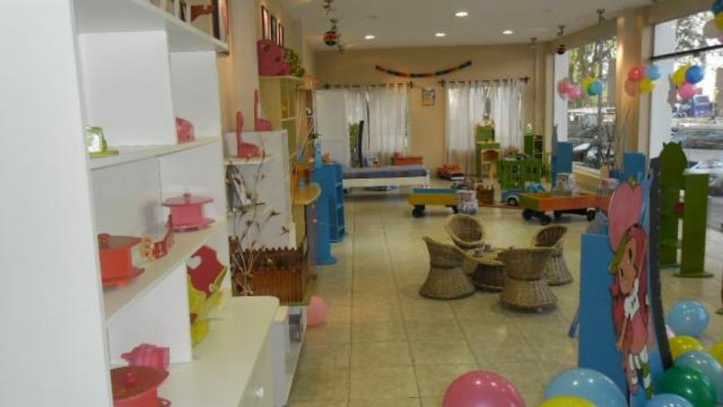 Venden juguetes fabricados en el penal de Villa Las Rosas