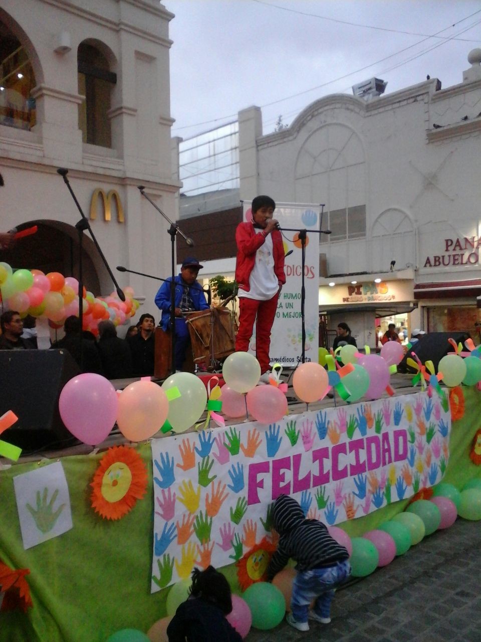 #DiadelaFelicidad: músicos de HOPe brillaron en la plazoleta IV Siglos