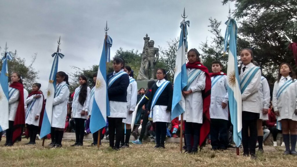 Más de 500 niños dieron su promesa a la Bandera Nacional