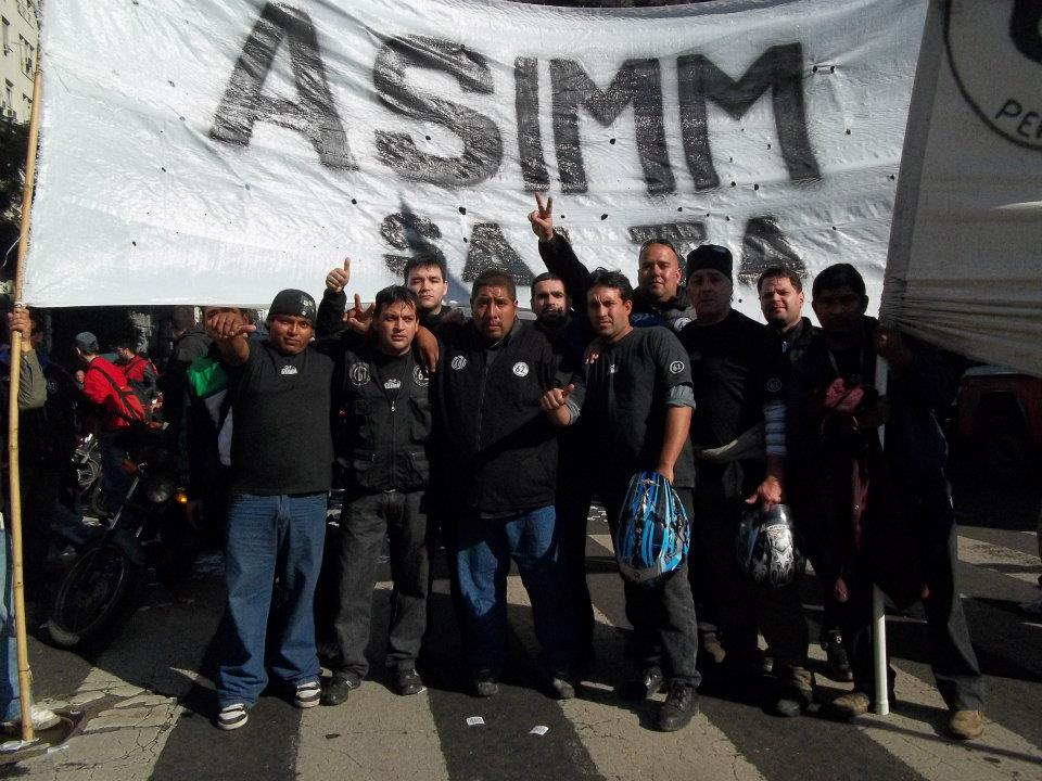 Cadetes de ASIMN ponen en marcha el primer “Perchero Motoquero” del país