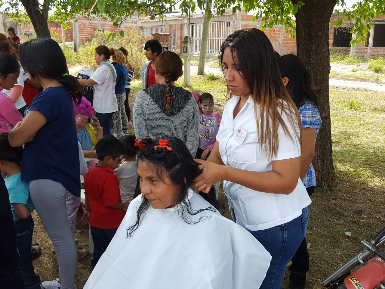 Servicio social de 20 peluqueros de la Escuela de Artes y Oficios en Costa Azul