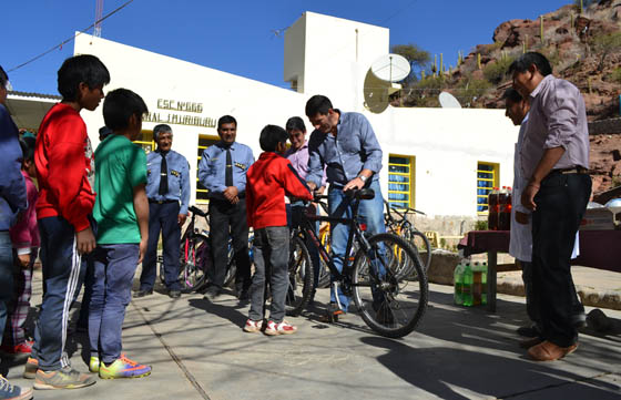 Niños de la escuela de Brealito recibieron bicicletas