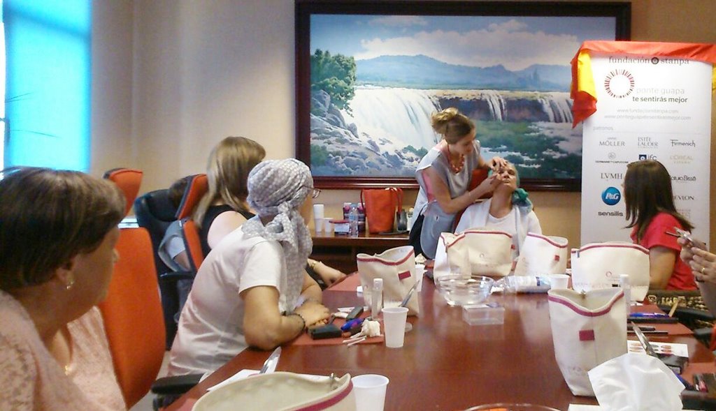 Taller gratuito de estética para pacientes oncológicos