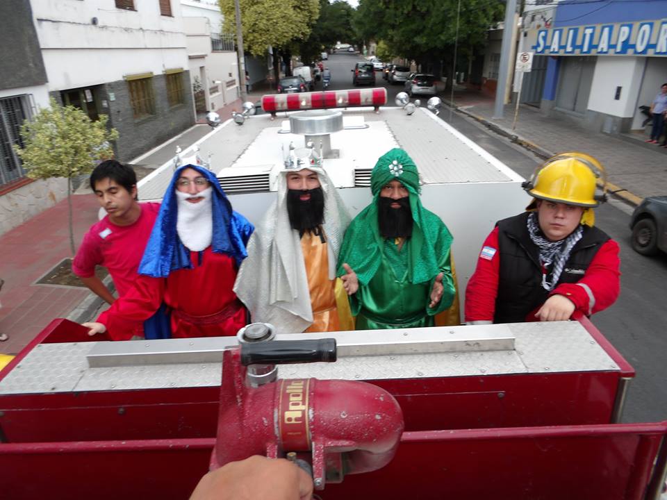 Melchor, Gaspar y Baltasar llegaron con regalos a bordo de un camión de bomberos