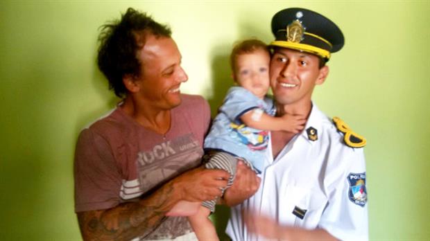 Pedían ayuda porque su bebé no respiraba y un policía le salvó la vida