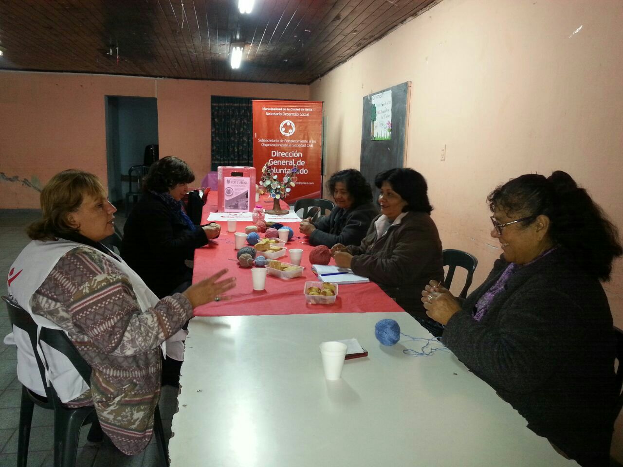 Vecinas de todos los barrios se suman a las clases de tejido solidario
