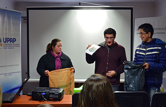 Jóvenes con discapacidad intelectual capacitaron a empleados públicos en el cuidado del medio ambiente