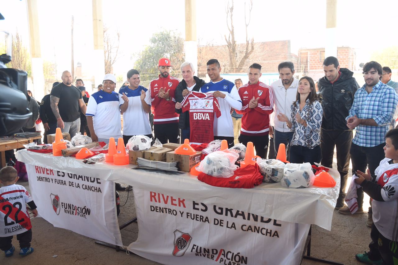 El equipo de River Plate visitó la Escuelita de Miguel Ortiz