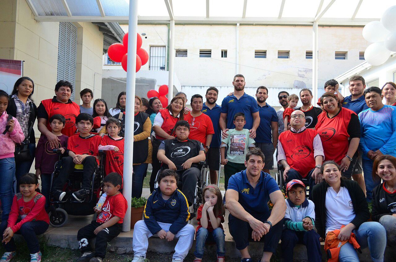 Los Pumas visitaron a niños del Instituto de Rehabilitación Salta