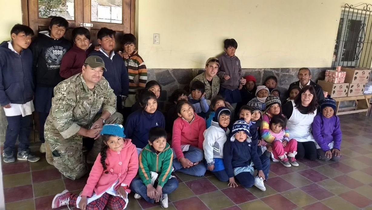 La solidaridad del Ejército alcanzó a 18 escuelas de montaña y al colegio de Alfarcito