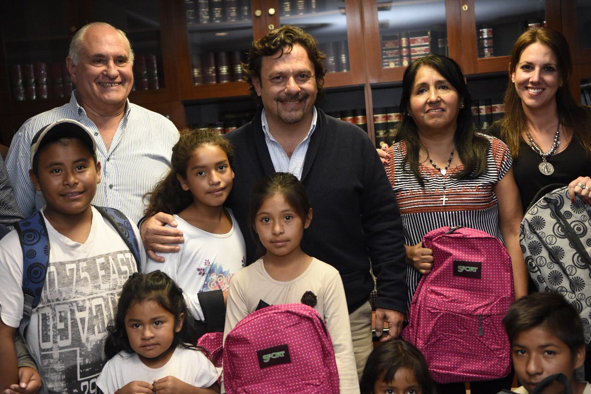 Gustavo Sáenz hizo entrega de kits escolares a los hijos de ex carreros