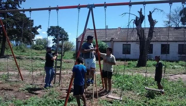Los chicos arreglaron los juegos de una escuela