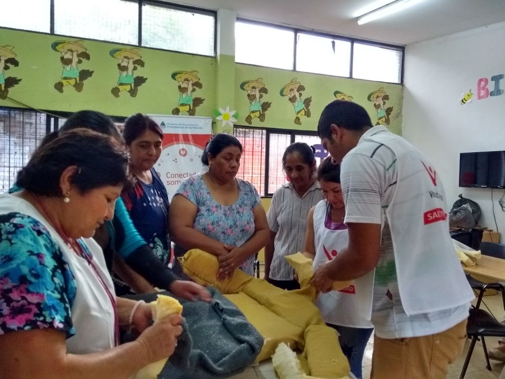Voluntarios arman cuchitas para mascotas del hogar y de la calle