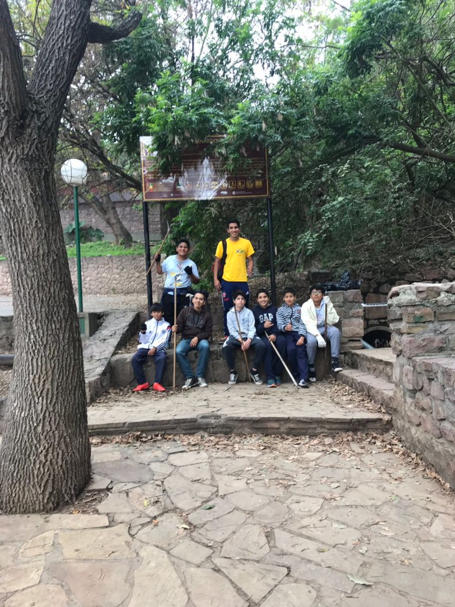 Jóvenes voluntarios de la Iglesia de los Santos de los Últimos Días realizaron un operativo de limpieza en el cerro San Bernardo
