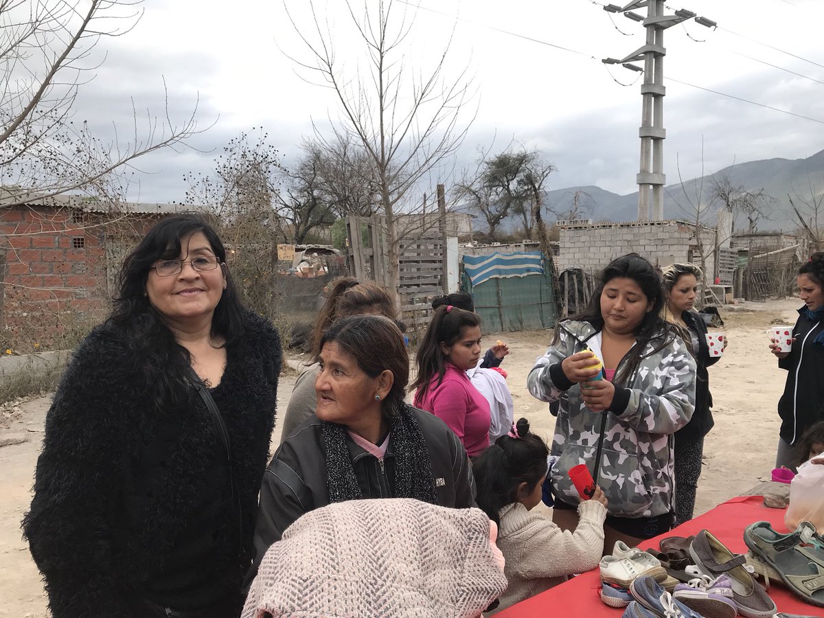 Fundación Fraternidad recorre los barrios con su ropero comunitario