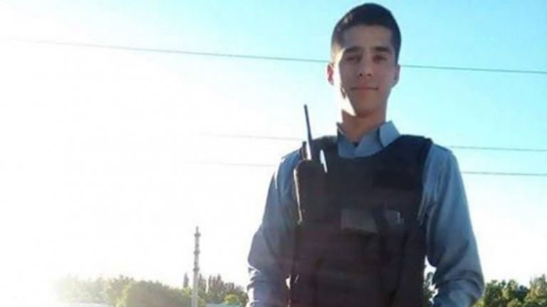 Un policía utiliza sus francos para ayudar a una familia a construir su casa