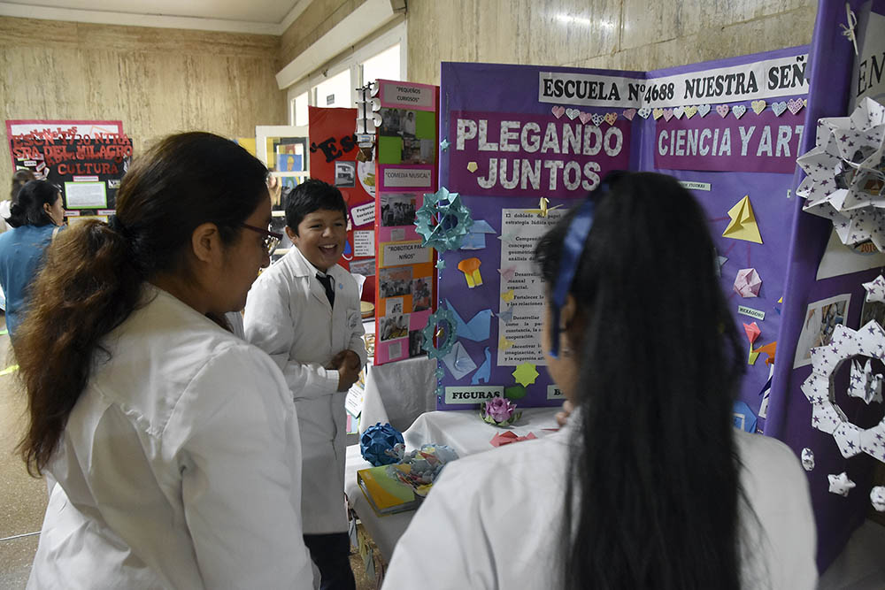 Alumnos de escuelas primarias participaron en la muestra artística “Dejando Huellas”