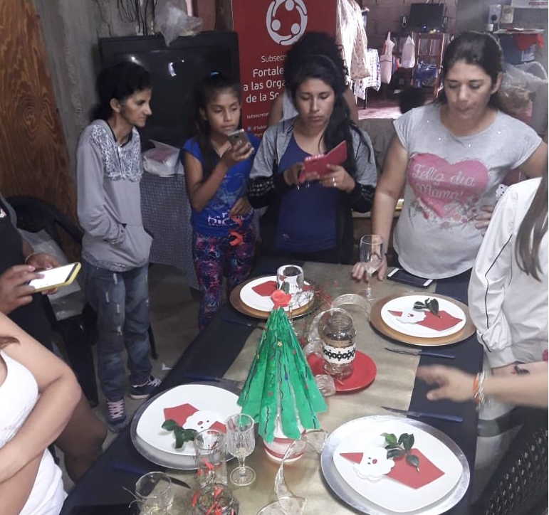 Jóvenes de barrio Solidaridad aprendieron a crear adornos navideños