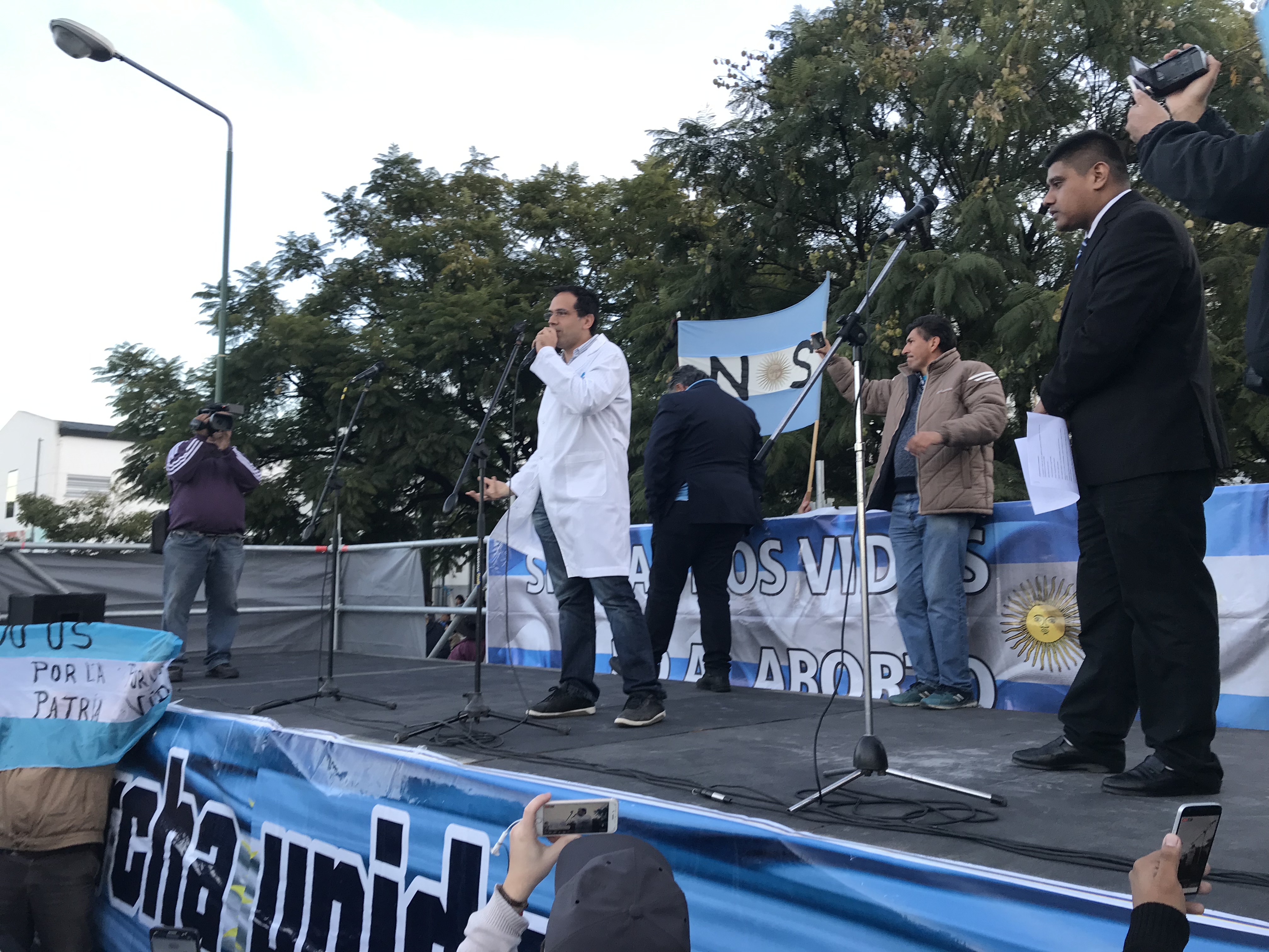 Cerca de 3 mil salteños marcharon en apoyo al médico Rodríguez Lastra y en rechazo al aborto