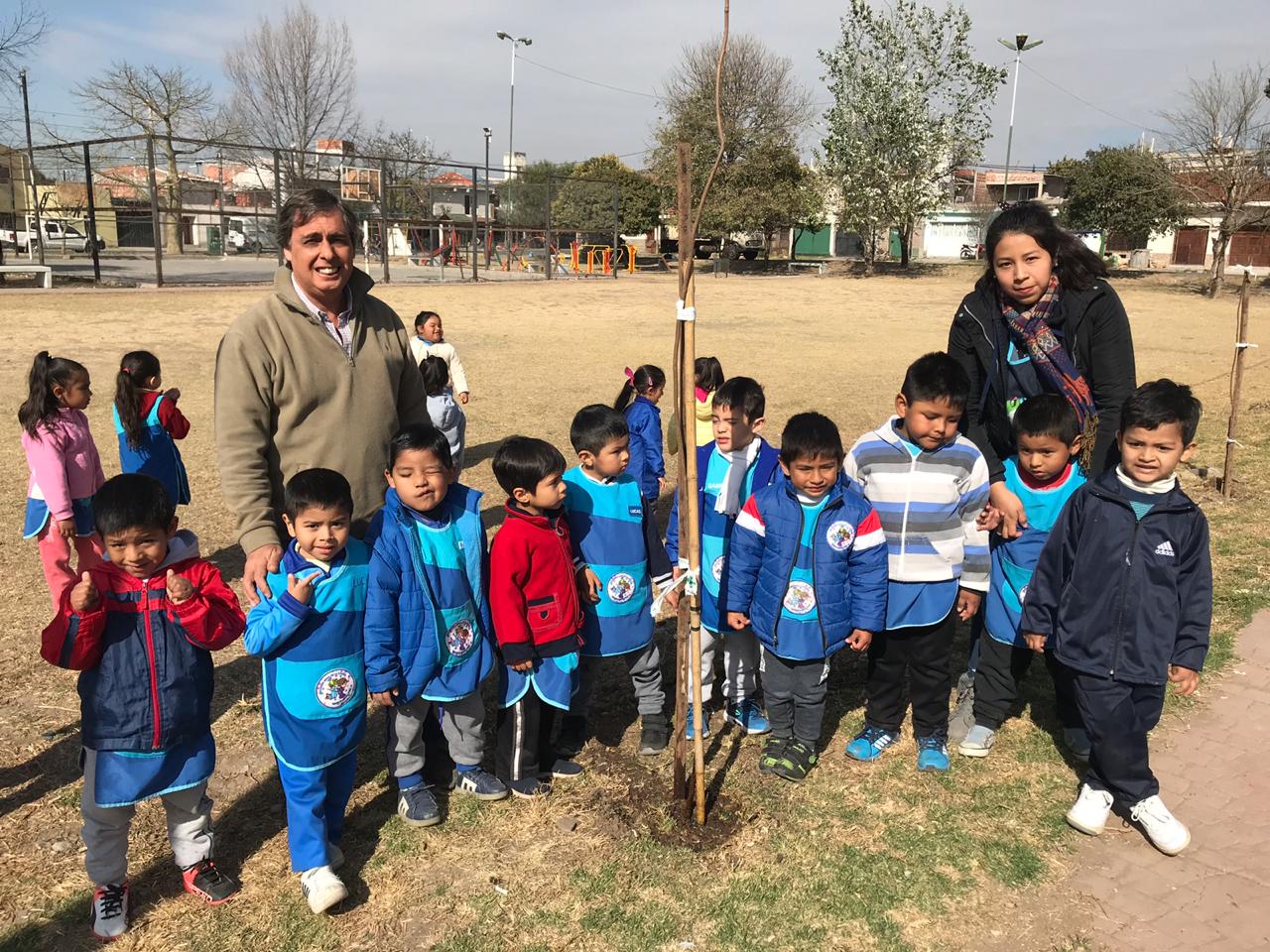 Niños del Jardin Ángel de la Guarda plantaron árboles  en plaza de barrio Lamadrid