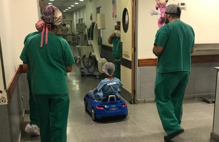 Donaron un autito a control remoto para trasladar a los pacientes pediátricos a la sala de cirugía