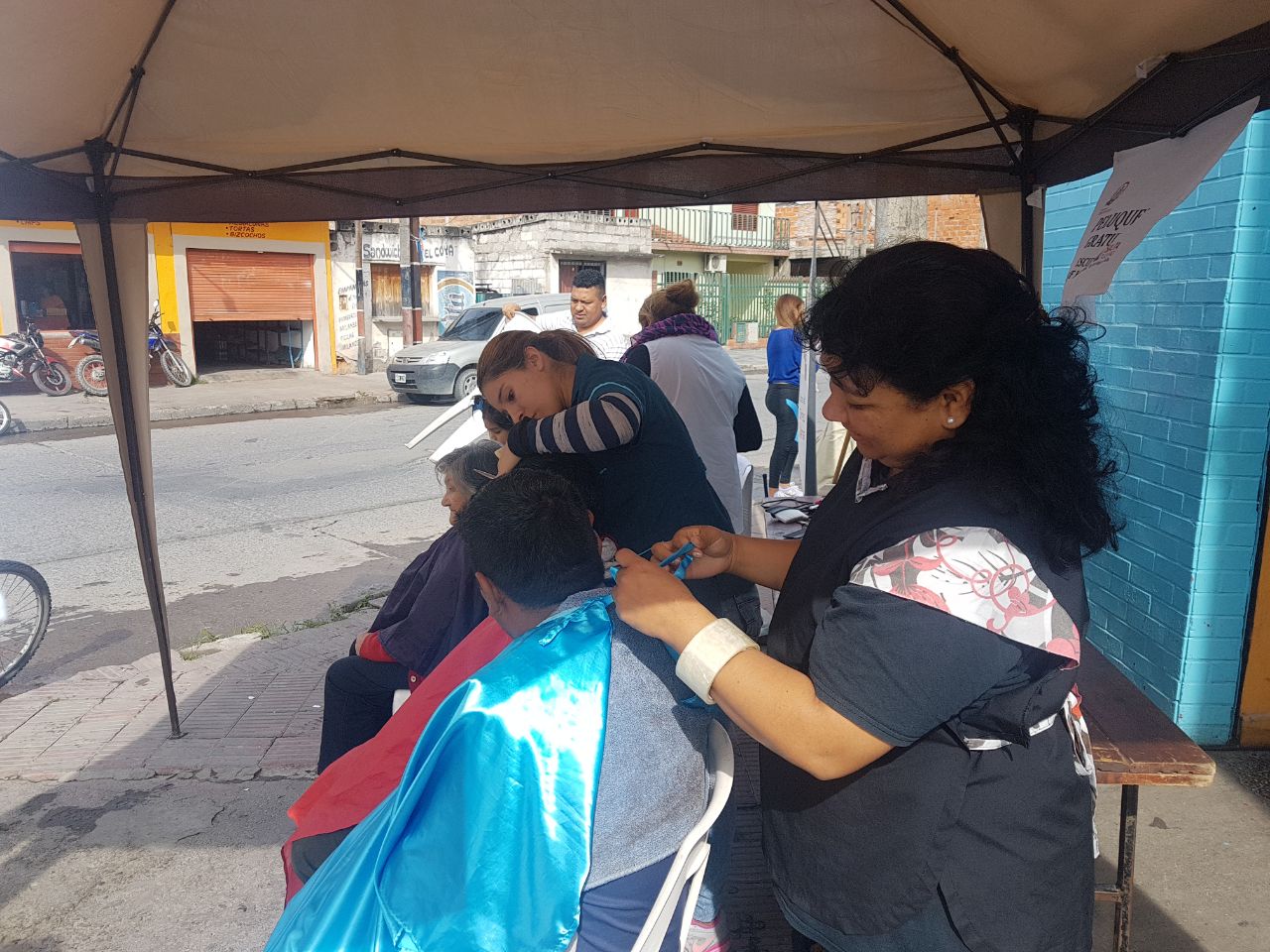 El servicio de peluquería gratuita llega a barrio Manantial Sur