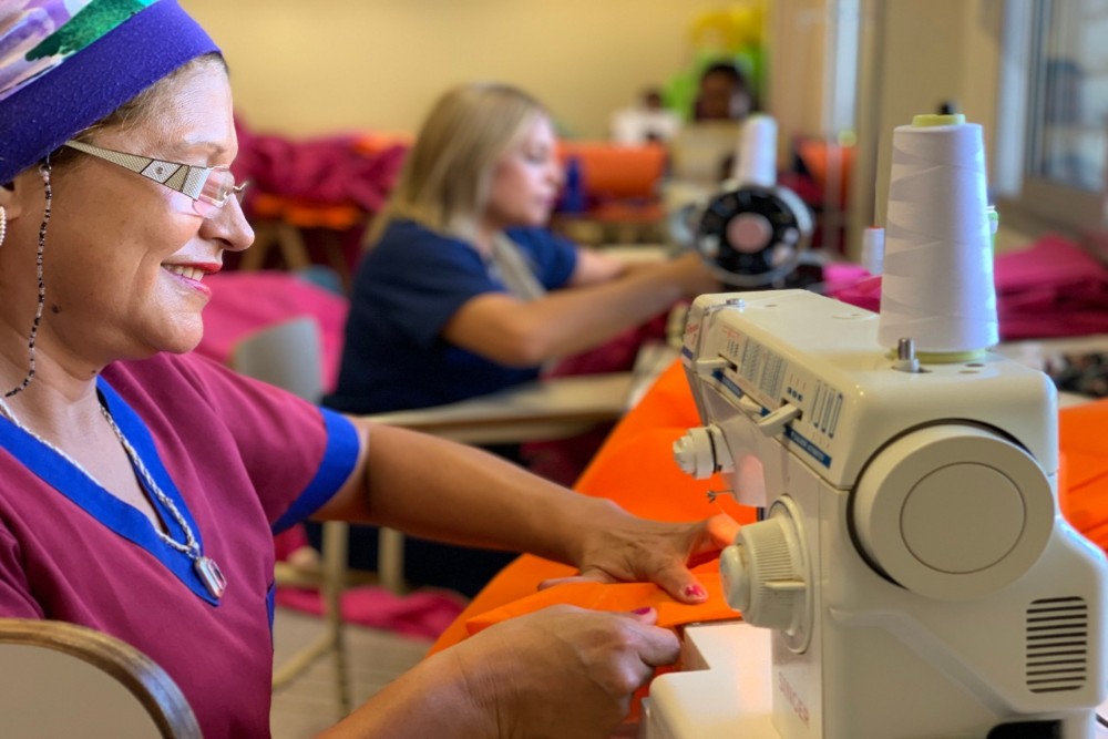 El hospital Materno Infantil confecciona elementos de uso hospitalario