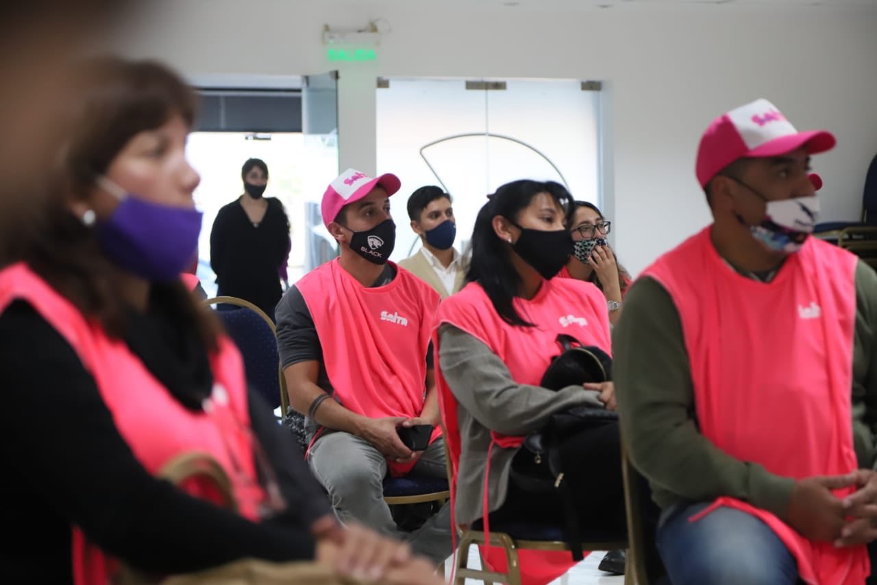 Más de mil voluntarios brindan ayuda y asistencia a vecinos