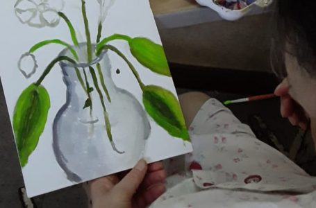 El arte que ayuda a sanar: una ONG da clases de pintura a personas internadas en Cuidados Paliativos